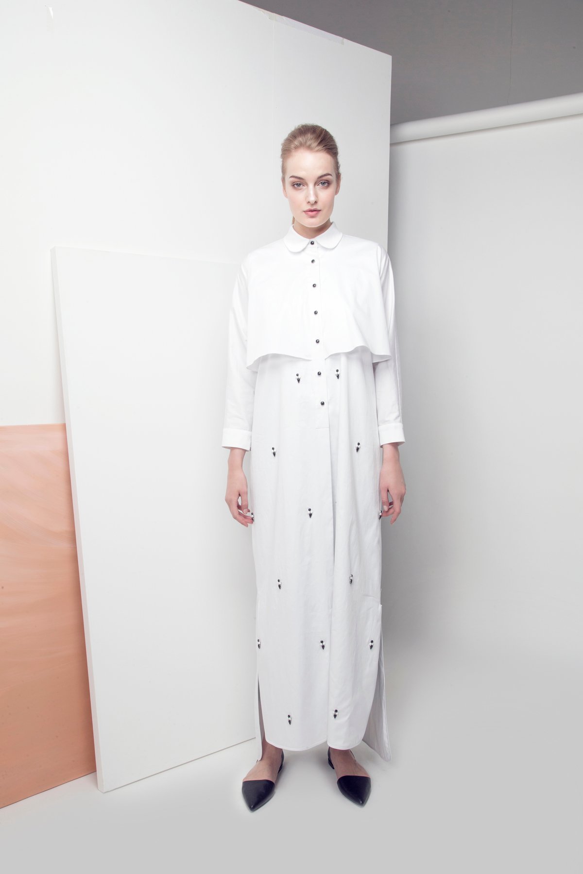 L-AH011 Embellished button-down white cotton abaya (1)